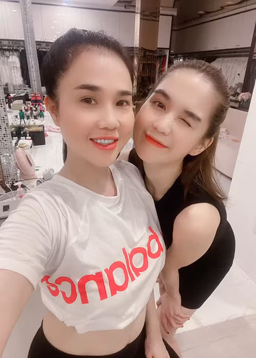 Ngọc Bích là chị gái của Ngọc Trinh. Năm 2016, cô ly hôn ca sĩ Akio Lee. 1 năm sau đó, Ngọc Bích khoe tình mới điển trai.