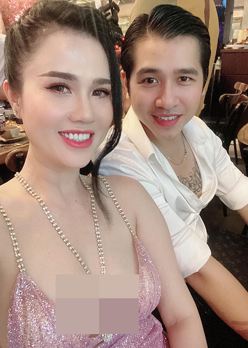 Khi được hỏi về vấn đề "con chung, con riêng", chị gái của Ngọc Trinh cho biết, chồng rất thương con riêng của vợ nên cô chưa bao giờ lo lắng hay suy nghĩ về chuyện này. Mời quý độc giả xem video "Ngọc Trinh mơ làm ca sĩ?". Nguồn VTC14