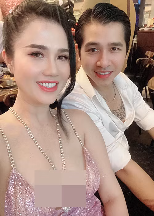 Khi được hỏi về vấn đề "con chung, con riêng", chị gái của Ngọc Trinh cho biết, chồng rất thương con riêng của vợ nên cô chưa bao giờ lo lắng hay suy nghĩ về chuyện này. Mời quý độc giả xem video "Ngọc Trinh mơ làm ca sĩ?". Nguồn VTC14