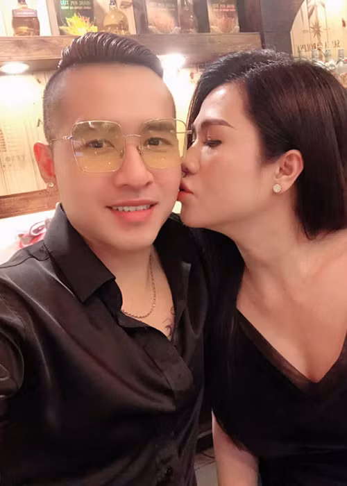 Sau đám cưới, tình cảm của cặp đôi ngày càng mặn nồng.