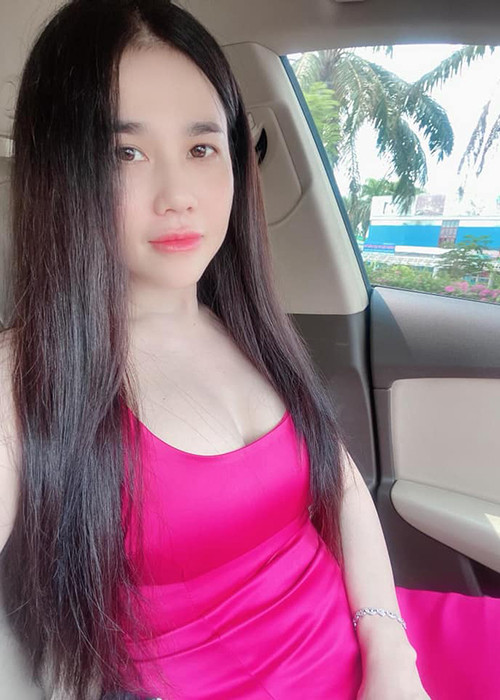 Chị gái của Ngọc Trinh có vẻ ngoài hút mắt hơn sau khi sinh con.