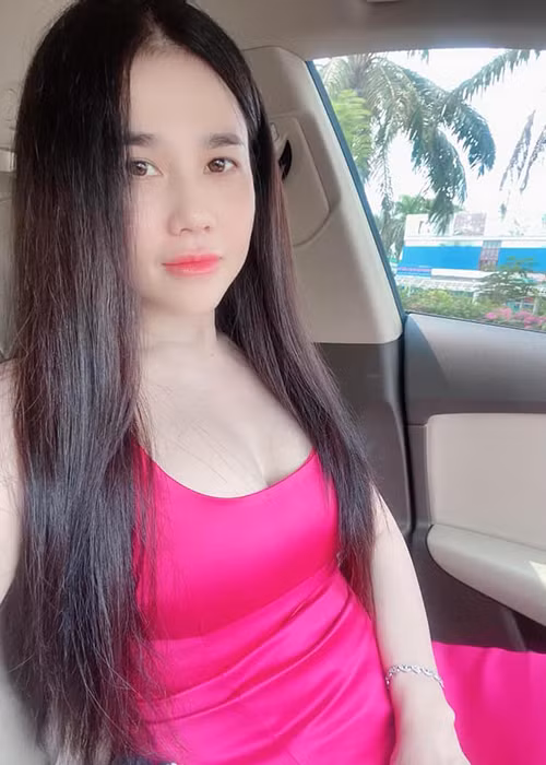 Chị gái của Ngọc Trinh có vẻ ngoài hút mắt hơn sau khi sinh con.