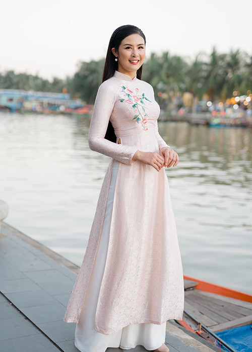 Hoa hậu Việt Nam 2010 - Ngọc Hân đang là bà chủ của chuỗi cửa hàng áo dài do chính tay cô thiết kế.