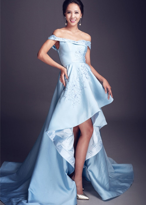 Năm 2016, Thu Phương tham gia cuộc thi Hoa khôi áo dài. Cô được khen lột xác so với hồi thi Hoa hậu đại dương.