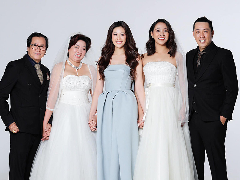 Hình ảnh Thu Phương bên gia đình chồng.