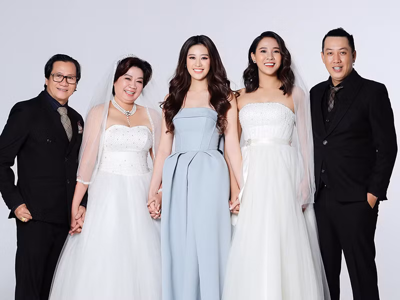 Hình ảnh Thu Phương bên gia đình chồng.