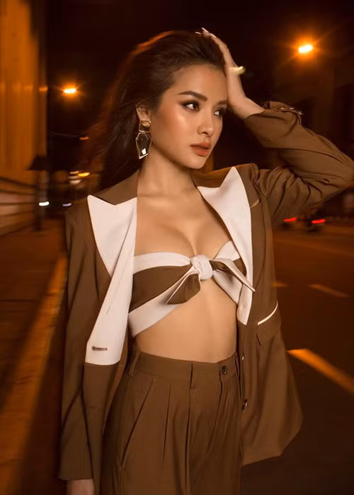 Hình ảnh Phương Trinh Jolie gắn liền với phong cách táo bạo.