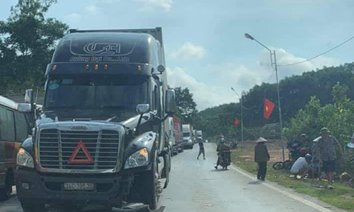 Va cham voi xe container, hai vo chong thuong vong