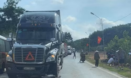 Va cham voi xe container, hai vo chong thuong vong