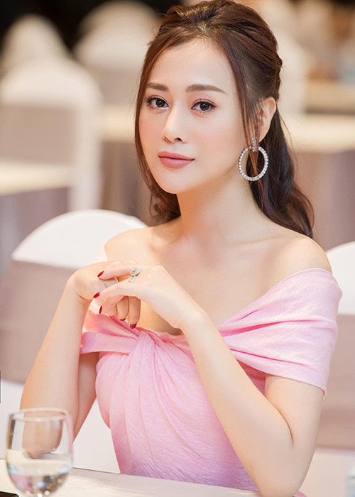 Khi bạn trai gặp biến cố về tài chính, Phương Oanh vẫn yêu hết mình. Đến năm 2016, cuộc tình này tan vỡ vì nữ diễn viên mất lòng tin với người yêu.