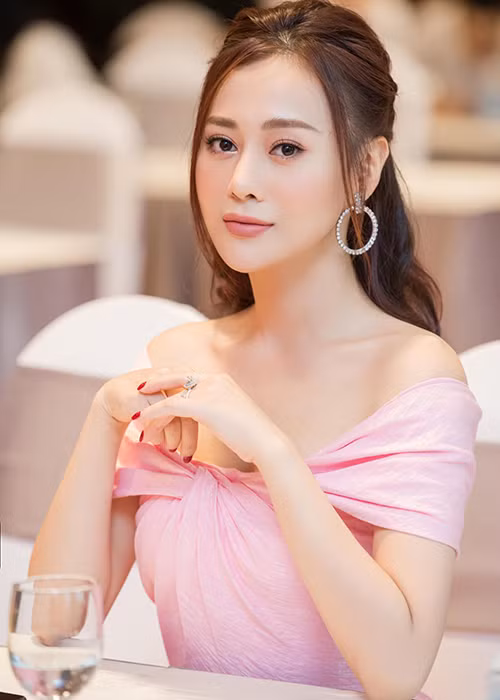 Khi bạn trai gặp biến cố về tài chính, Phương Oanh vẫn yêu hết mình. Đến năm 2016, cuộc tình này tan vỡ vì nữ diễn viên mất lòng tin với người yêu.