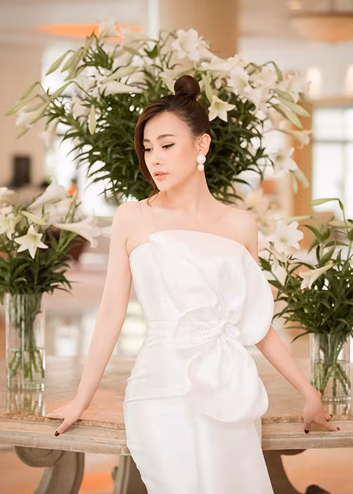 Người bạn trai thứ hai của Phương Oanh vốn là người rất sâu sắc, bù đắp cho cô rất nhiều về vật chất. Tuy nhiên, nữ diễn viên cũng chỉ nhận những gì mà mình thấy xứng đáng.