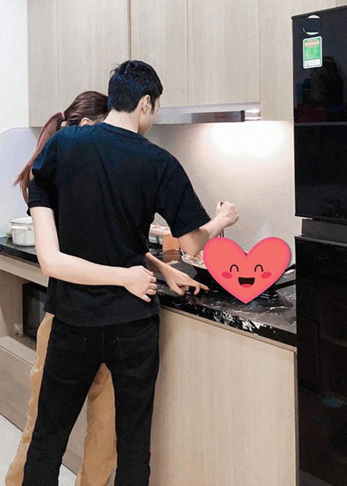 Bạn trai cũ của Phương Oanh làm trong ngành khoáng sản. Cả hai trúng tiếng sét ái tình trong lần đầu gặp gỡ qua bạn bè giới thiệu.