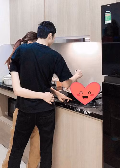 Bạn trai cũ của Phương Oanh làm trong ngành khoáng sản. Cả hai trúng tiếng sét ái tình trong lần đầu gặp gỡ qua bạn bè giới thiệu.