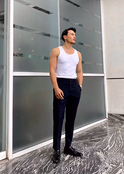 Thân hình của nam thiết kế sinh năm 1983 không chút mỡ thừa.