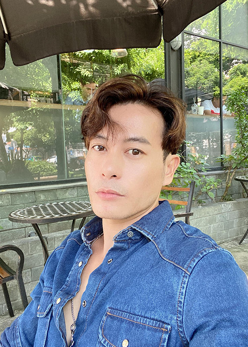 Trương Thanh Long vừa là nhà thiết kế kiêm stylist, người mẫu, diễn viên.