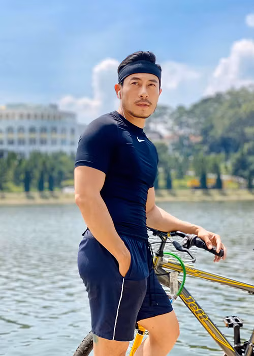 Anh ý thức được vẻ ngoài là yếu tố quan trọng đối với một nghệ sĩ.