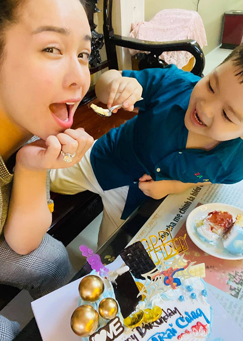 Bé Bửu Long quấn quýt mẹ dù cả hai sống xa nhau.