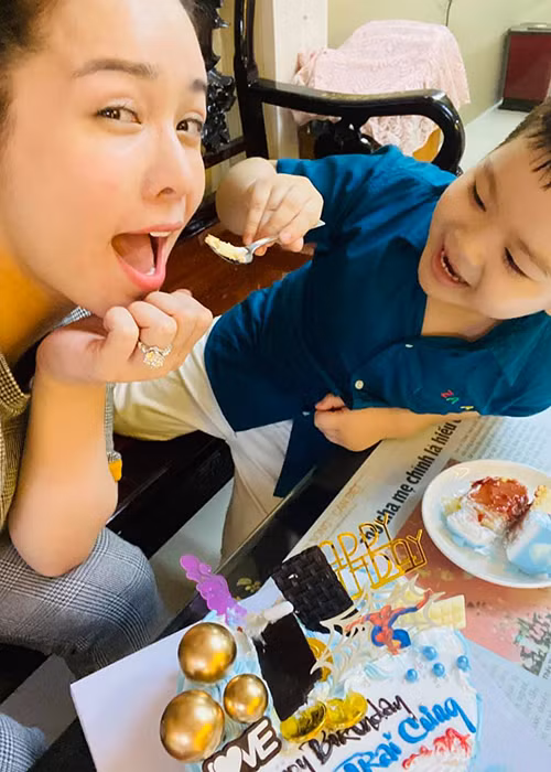 Bé Bửu Long quấn quýt mẹ dù cả hai sống xa nhau.