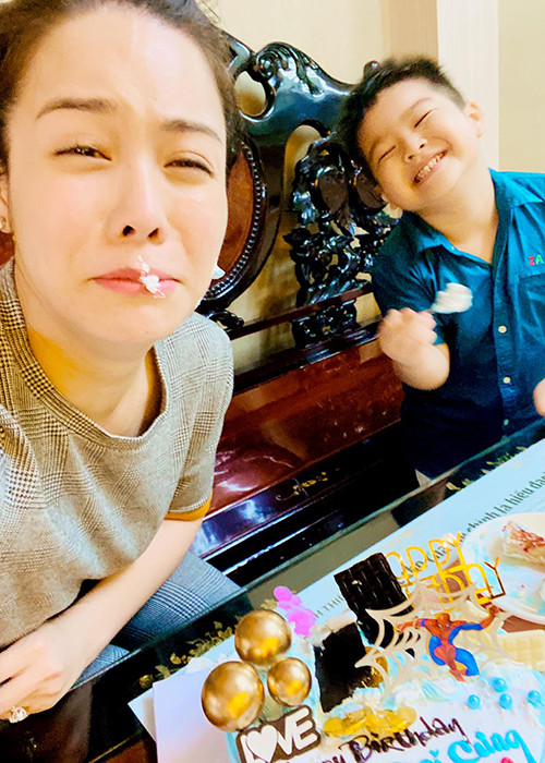 Con trai của Nhật Kim Anh đùa giỡn với mẹ khi cắt bánh kem mừng sinh nhật.