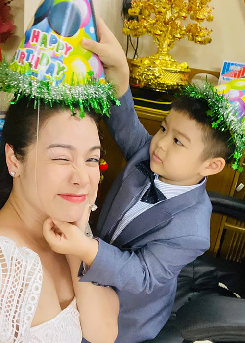 Nhật Kim Anh muốn con trai vui vẻ bên gia đình nội nên mong con không buồn vì cô vắng mặt trong bữa tiệc sinh nhật.