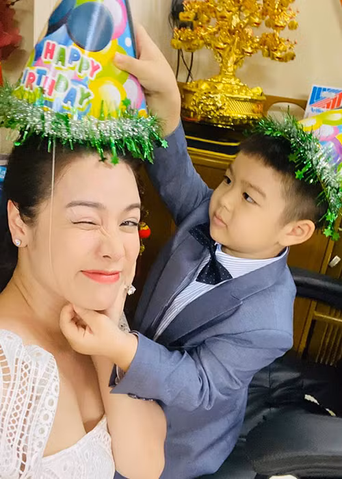 Nhật Kim Anh muốn con trai vui vẻ bên gia đình nội nên mong con không buồn vì cô vắng mặt trong bữa tiệc sinh nhật.