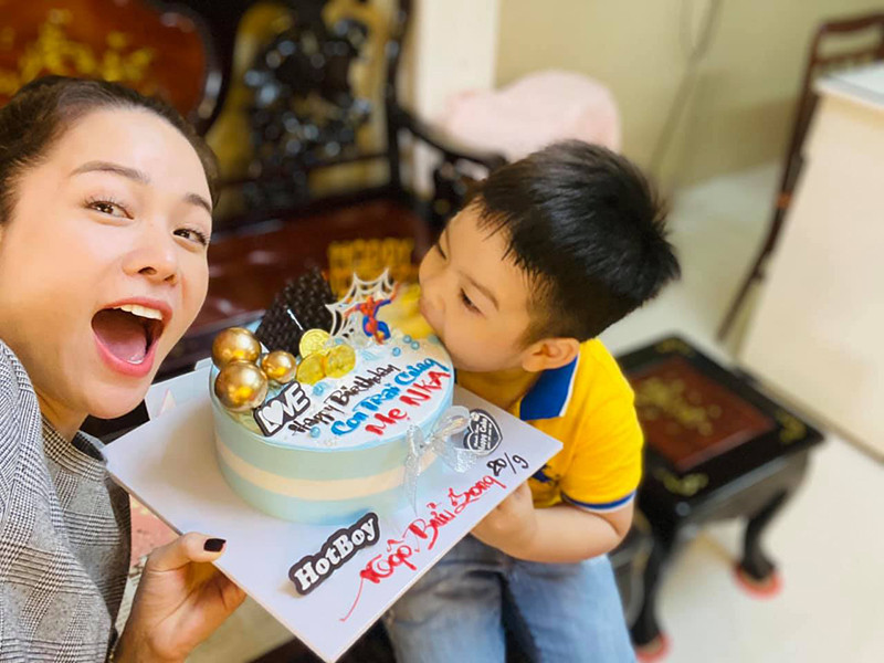 Nhật Kim Anh và chồng cũ đang tranh quyền nuôi con trai. Hiện tại, bé Bửu Long sống cùng bố và ông bà nội.