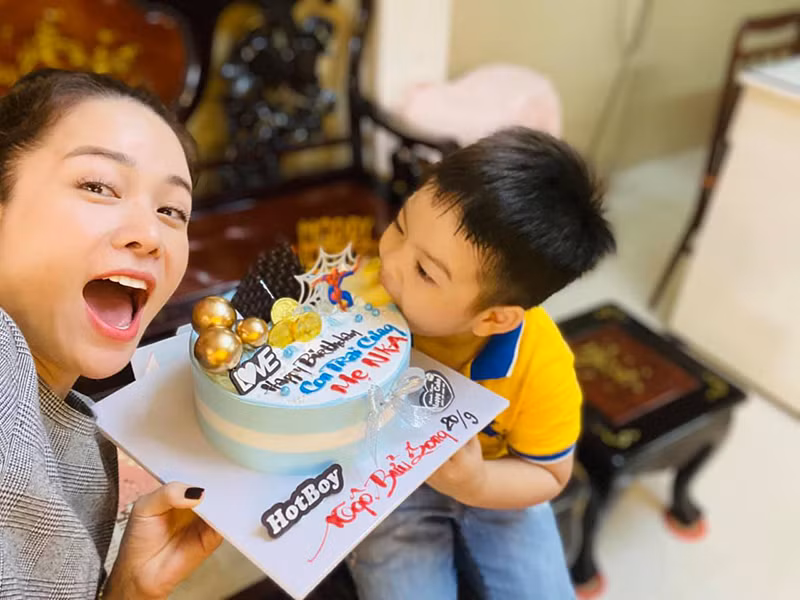 Nhật Kim Anh và chồng cũ đang tranh quyền nuôi con trai. Hiện tại, bé Bửu Long sống cùng bố và ông bà nội.