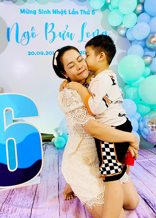 "Đi khu vui chơi ba cũng không cho đi xe của mẹ mà phải đi xe của ba để dễ giám sát", Nhật Kim Anh chia sẻ.