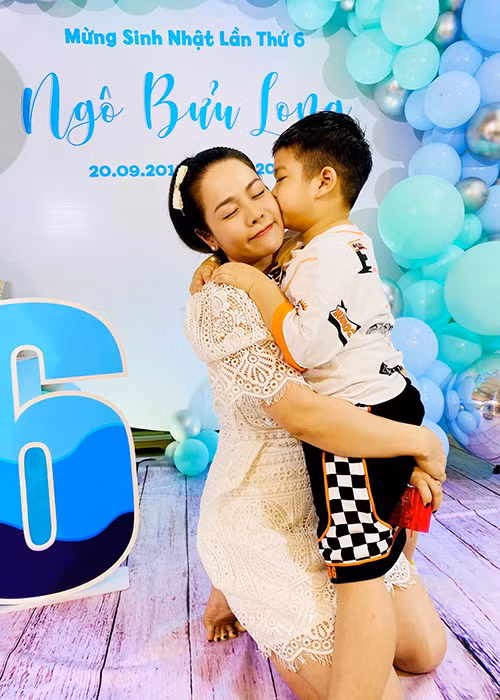 "Đi khu vui chơi ba cũng không cho đi xe của mẹ mà phải đi xe của ba để dễ giám sát", Nhật Kim Anh chia sẻ.