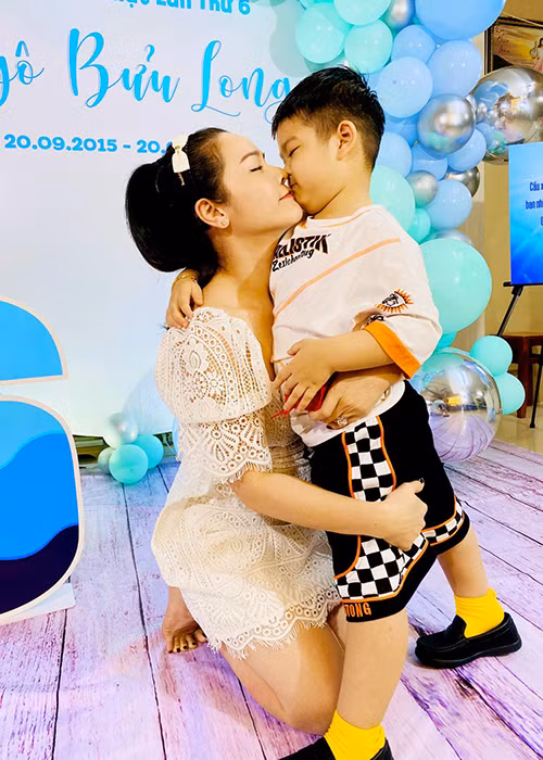 Nhật Kim Anh tỏ ra không bận tâm chuyện bị chồng cũ giám sát bởi đối với cô, được ở bên con đã là niềm vui.