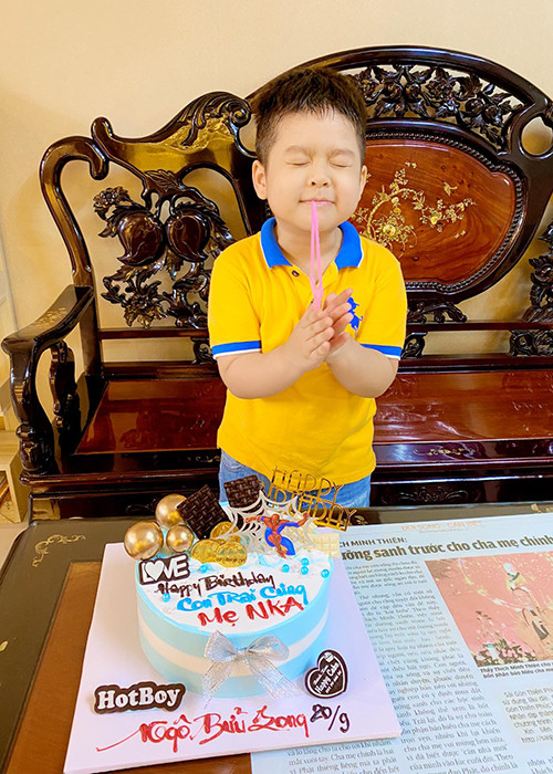 Bé Bửu Long càng lớn càng kháu khỉnh.