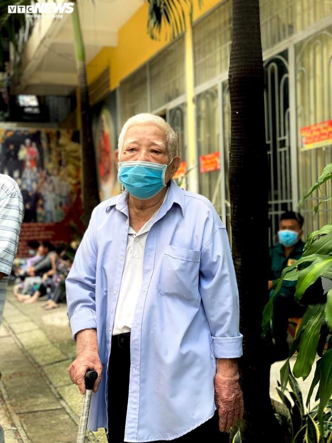 Cu ong 81 tuoi mo mam tim tro cot 3 nguoi than o chua Ky Quang 2