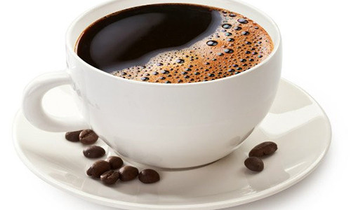 Nếu bạn đang bị sỏi thận thì điều quan trọng là phải uống nhiều nước. Tuy nhiên hãy nhớ là hạn chế tiêu thụ caffeine. Bạn không nên uống quá 2 cốc (250-500 ml) cà phê, trà và đồ uống lạnh trong một ngày. Tiêu thụ nhiều caffeine có thể gây ảnh hưởng xấu và khiến bạn cảm thấy mất nước và điều này ảnh hưởng không tốt đến những người bị sỏi thận.