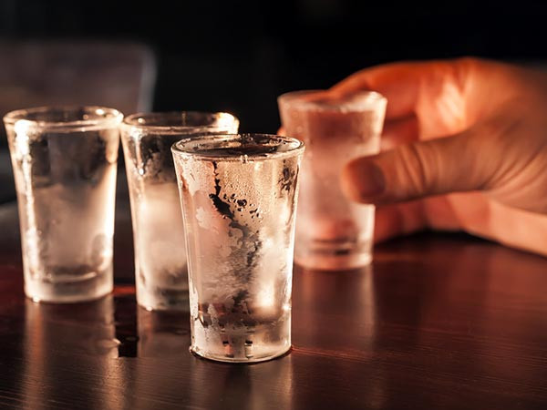 Mặc dù chưa có công bố chính thứ về mối liên hệ trực tiếp giữa sỏi thận và rượu nhưng đồ uống này được cho là có thể kích hoạt nguy cơ hình thành sỏi trong thận. Rượu chứa thành phần purine có thể gây ra sự hình thành sỏi axit uric. Bên cạnh đó, tiêu thụ rượu dẫn đến tổn thương chức năng thận.