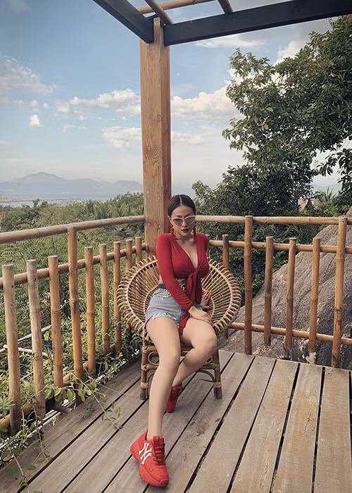 Nữ ca sĩ ngày càng mặc táo bạo sau khi lấy chồng.