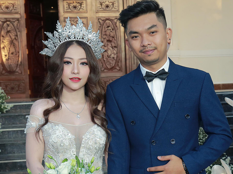 Hình ảnh vợ chồng Mia trong đám cưới.