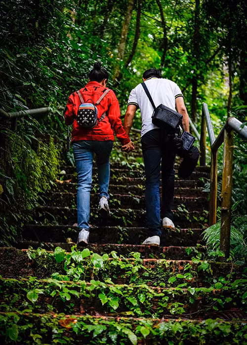 Cặp đôi nắm tay nhau tình tứ.