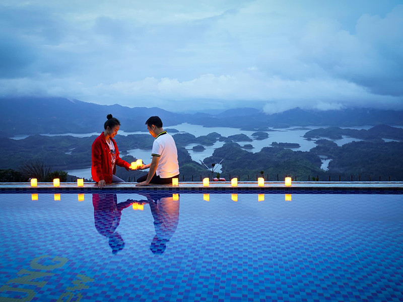 Trên trang cá nhân, MC Vân Hugo vừa đăng tải một số hình ảnh bên chồng sắp cưới trong một chuyến du lịch.