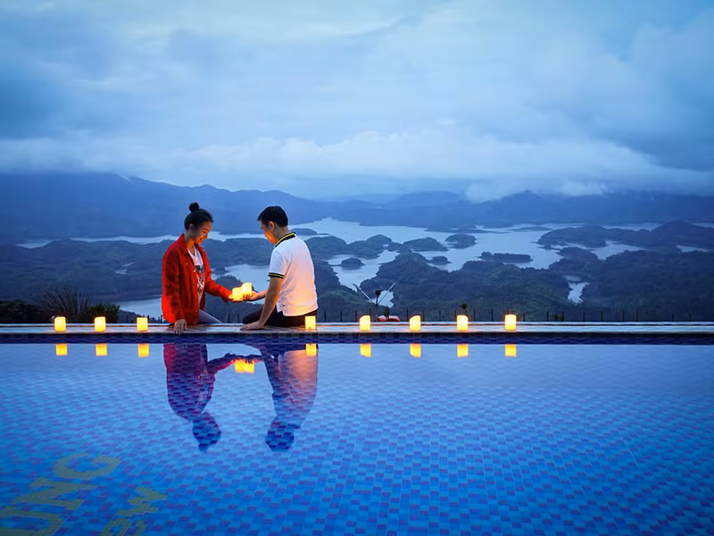 MC Van Hugo lien tuc khoe khoanh khac lang man ben hon phu