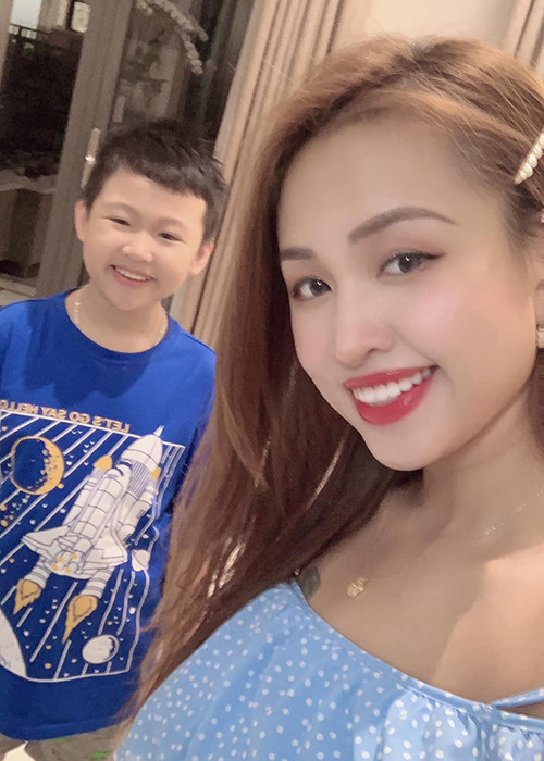 Nữ MC tiết lộ thêm về mối quan hệ giữa con trai với chồng sắp cưới. "Cu Bin là cậu nhóc biết suy nghĩ, tính cách hòa đồng và rất nhạy cảm khi nhìn nhận về người khác. Tôi thấy hai người rất hòa nhập với nhau nên bản thân cũng vui vì điều này", Vân Hugo nói.