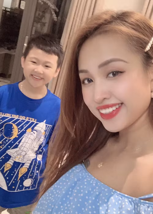 Nữ MC tiết lộ thêm về mối quan hệ giữa con trai với chồng sắp cưới. "Cu Bin là cậu nhóc biết suy nghĩ, tính cách hòa đồng và rất nhạy cảm khi nhìn nhận về người khác. Tôi thấy hai người rất hòa nhập với nhau nên bản thân cũng vui vì điều này", Vân Hugo nói.