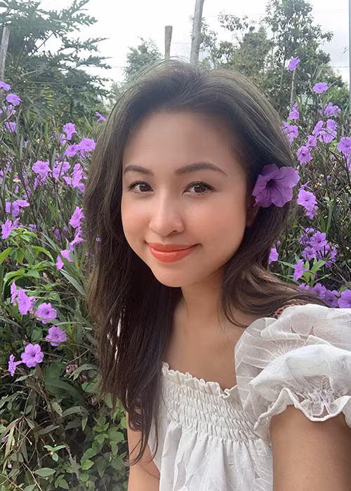 Theo Ngôi sao, chồng sắp cưới của Vân Hugo là doanh nhân, hoạt động lâu năm trong lĩnh vực giáo dục. Anh đã chuẩn bị một căn biệt thự mới để chào mừng Vân Hugo và con trai vào Sài Gòn sinh sống.