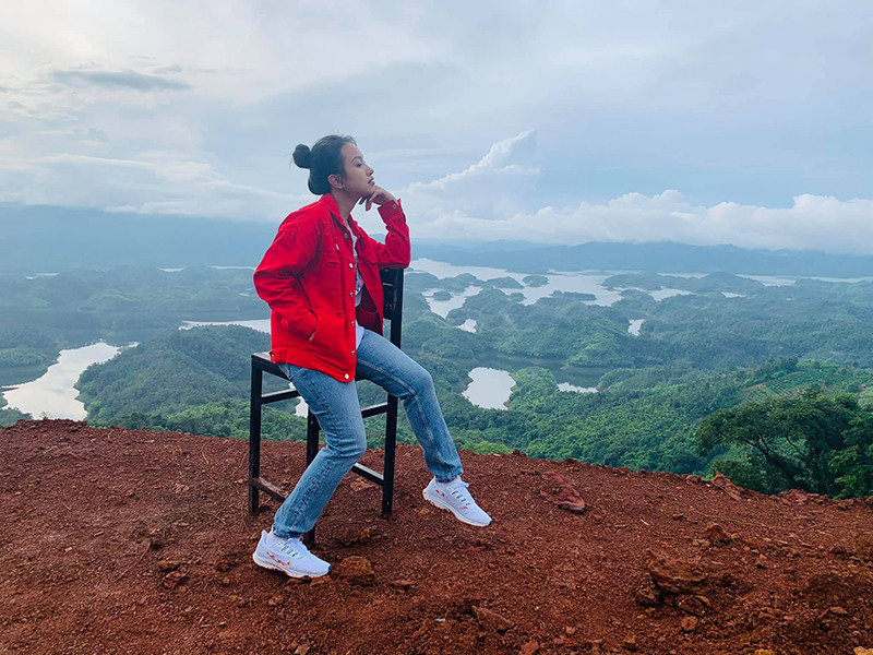 Hồi tháng 5/2020, bà mẹ một con được bạn trai cầu hôn bằng chiếc nhẫn kim cương tinh xảo sau 1 năm tìm hiểu.