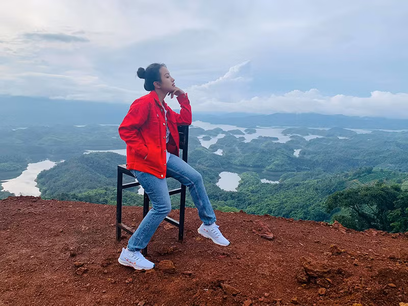 Hồi tháng 5/2020, bà mẹ một con được bạn trai cầu hôn bằng chiếc nhẫn kim cương tinh xảo sau 1 năm tìm hiểu.