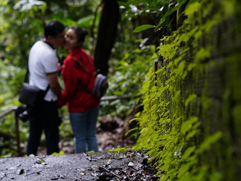 Khoảnh khắc Vân Hugo được hôn phu hôn má.