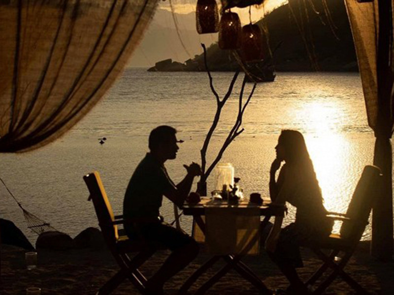 Cách đây không lâu, nữ MC chia sẻ khoảnh khắc cùng chồng sắp cưới trò chuyện trên bãi biển.