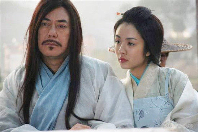 Hoàng Dược Sư - Phùng Hành: Chênh lệch 25 tuổi: Hoàng Dược Sư, hiệu Đông Tà, hay gọi là Hoàng Lão Tà là đảo chủ đảo Đào Hoa, tính tình quái dị, cổ quái, cô độc, làm mọi việc theo ý mình. Hoàng Dược Sư là một bậc kỳ tài thông minh tuyệt đỉnh tinh thục hết mọi tinh hoa của chốn nhân gian. Bố ruột Hoàng Dung nổi tiếng là người trên thông thiên văn dưới tường địa lý, cầm kỳ thi họa, ngũ hành bát quái, kỳ môn độn giáp, toán số thao lược hay nông điền thủy lợi đều nắm rõ trong lòng bàn tay.