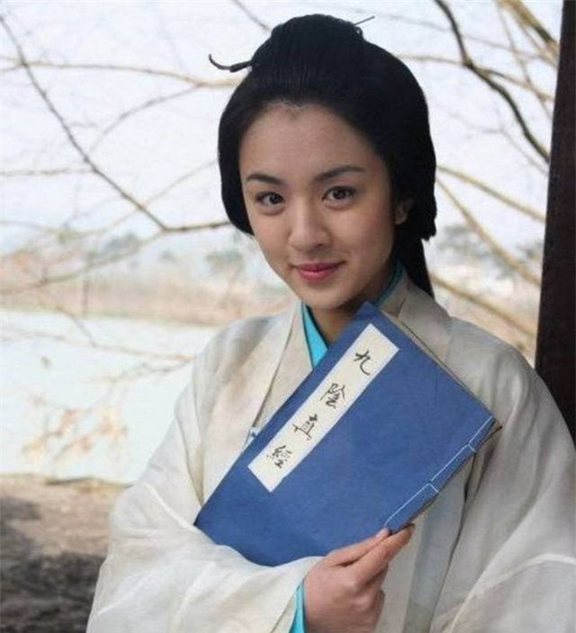 Các môn tuyệt kỹ của Đông Tà là Đàn Chỉ Thần Công, Lạc Anh Thần Kiếm Chưởng, Ngọc Tiêu Kiếm Pháp, Lan Hoa Phất Huyệt Thủ, Tảo Diệp Thoái Pháp, Phách Không Chưởng, Bích Ba Chưởng Pháp. Hoàng Dược Sư từng làm một đôi câu đối về võ công của mình: "Đào Hoa Ảnh Lạc Phi Thần Kiếm - Bích Hải Triều Sinh Án Ngọc Tiêu". Sau này, ông nên duyên với nữ sĩ Phùng Hành và sinh ra Hoàng Dung. Phùng Thị không biết võ công nhưng lại có một trí nhớ siêu phàm. Mỗi cuốn sách chỉ cần xem qua một lượt bà có thể nhớ toàn bộ nội dung.