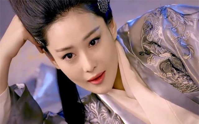 Dù được chồng tín nhiệm song Tô Thuyên lại tìm cách lật đổ cơ ngơi của chồng vì hôn nhân giữa hai người là ép buộc (Hồng An Thông bắt cóc Tô Thuyên về ép làm vợ). Biết Tô Thuyên có ý làm phản song Hồng An Thông vẫn coi nàng như bảo bối. Vì tu luyện võ công đặc biệt, Hồng An Thông phải kiêng chuyện giường chiếu. Chính vì thế giữa ông và Tô Thuyên chỉ là vợ chồng trên danh nghĩa. Sau khi cơ nghiệp Thần Long giáo bị hủy hoại, Tô Thuyên chính thức trở thành một trong 7 bà vợ của Vi Tiểu Bảo.